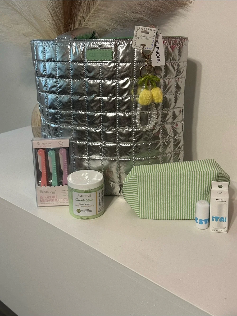 Treat yourself with Clinique tote bundle (6 pieces)